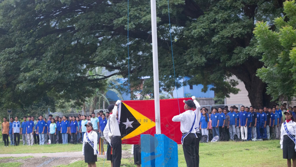 Magnífiku Reitór Professor Dr.Joviano António da Costa, M.Eng,. Prezide Serimónia Isar-Bandeira Iha ínisiu Fulan Marsu Ne’ebé Realiza Iha Kampus Faculdade Engenharia Ciência e Tecnologia (FECT)