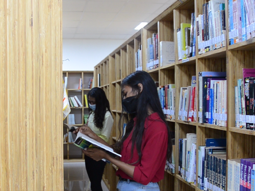 Estudante sira lee Livru