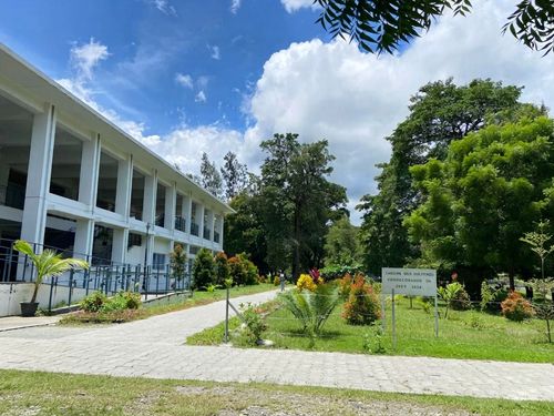 Imajen Edifisiu Fakuldade Enjenaria Siensia no Teknolojia ho nia jardim